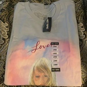 A Taylor Swift tshirt !